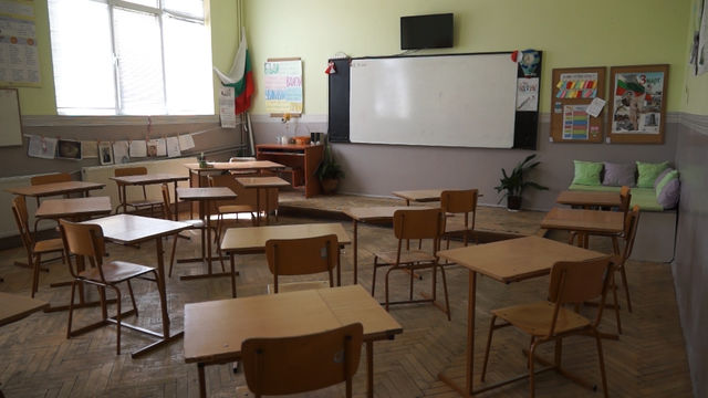  	След месеци учене през компютъра, 835 седмокласници влизат в училище за изпитите по български език и математика в Смолянско