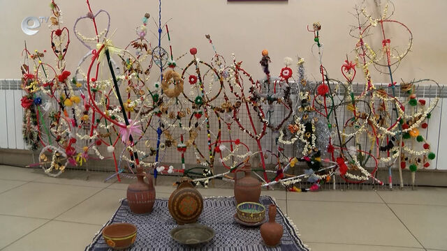 Пъстра коледна изложба подредиха учениците от ОУ „Шандор Петьофи“