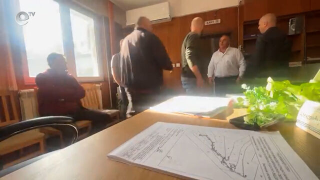 Сблъсъци и удари на общинската сесия в Доспат, хвърлиха домат по кмета